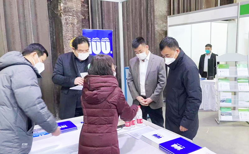 科洛百年防水技術，引各領導工程師駐足圍觀